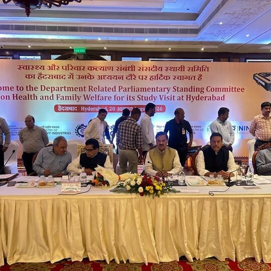 हैदराबाद में स्वास्थ्य एवं परिवार कल्याण संबंधी संसदीय स्थायी समिति की बैठक में सहभागिता करते हुए दृश्य