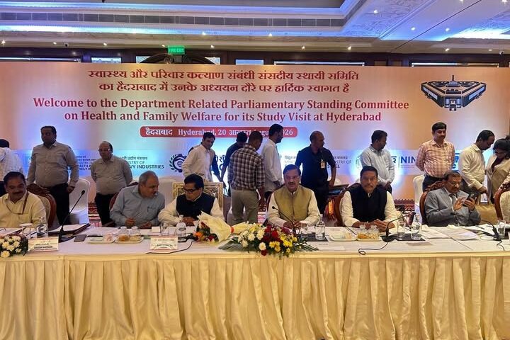 हैदराबाद में स्वास्थ्य एवं परिवार कल्याण संबंधी संसदीय स्थायी समिति की बैठक में सहभागिता करते हुए दृश्य