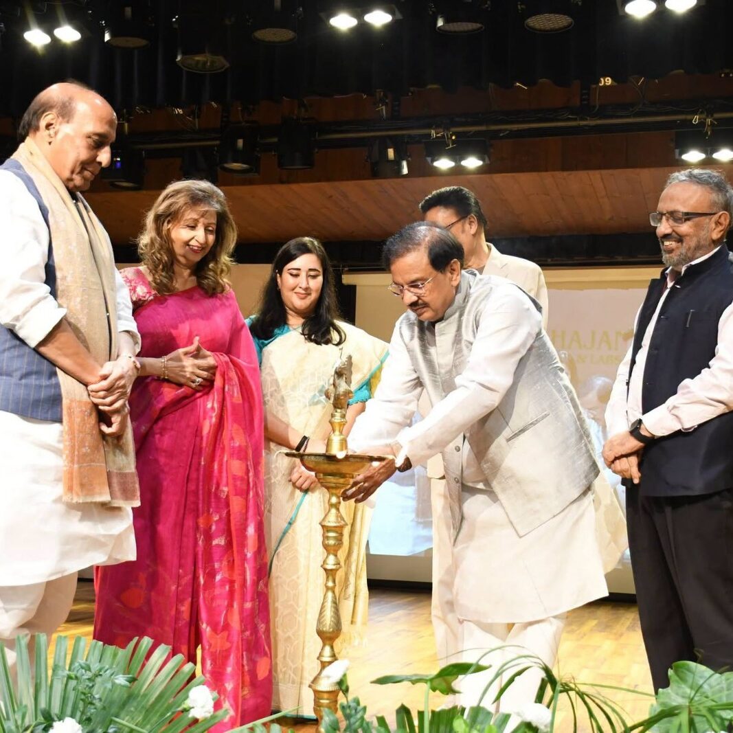 नोएडा सेक्टर-6 में महाजन इमेजिंग एंड लैब्स के उद्घाटन समारोह में राजनाथ सिंह एवं अन्य गणमान्यजनों के साथ सहभागिता का दृश्य