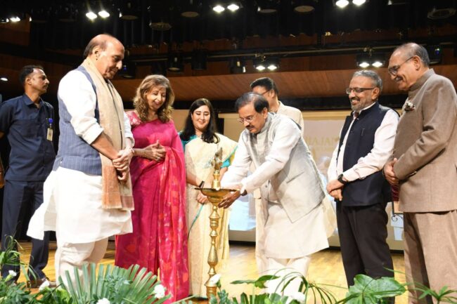 नोएडा सेक्टर-6 में महाजन इमेजिंग एंड लैब्स के उद्घाटन समारोह में राजनाथ सिंह एवं अन्य गणमान्यजनों के साथ सहभागिता का दृश्य नोएडा सेक्टर-6 में महाजन इमेजिंग एंड लैब्स के उद्घाटन समारोह में राजनाथ सिंह एवं अन्य गणमान्यजनों के साथ सहभागिता का दृश्य