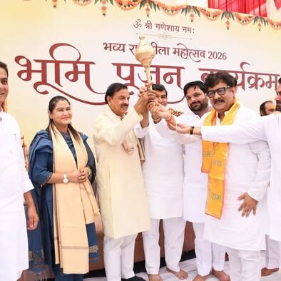 ग्रेटर नोएडा वेस्ट में प्रभु श्री रामलीला सेवा ट्रस्ट के भूमि पूजन कार्यक्रम में जनप्रतिनिधियों एवं श्रद्धालुओं के साथ सहभागिता का दृश्य