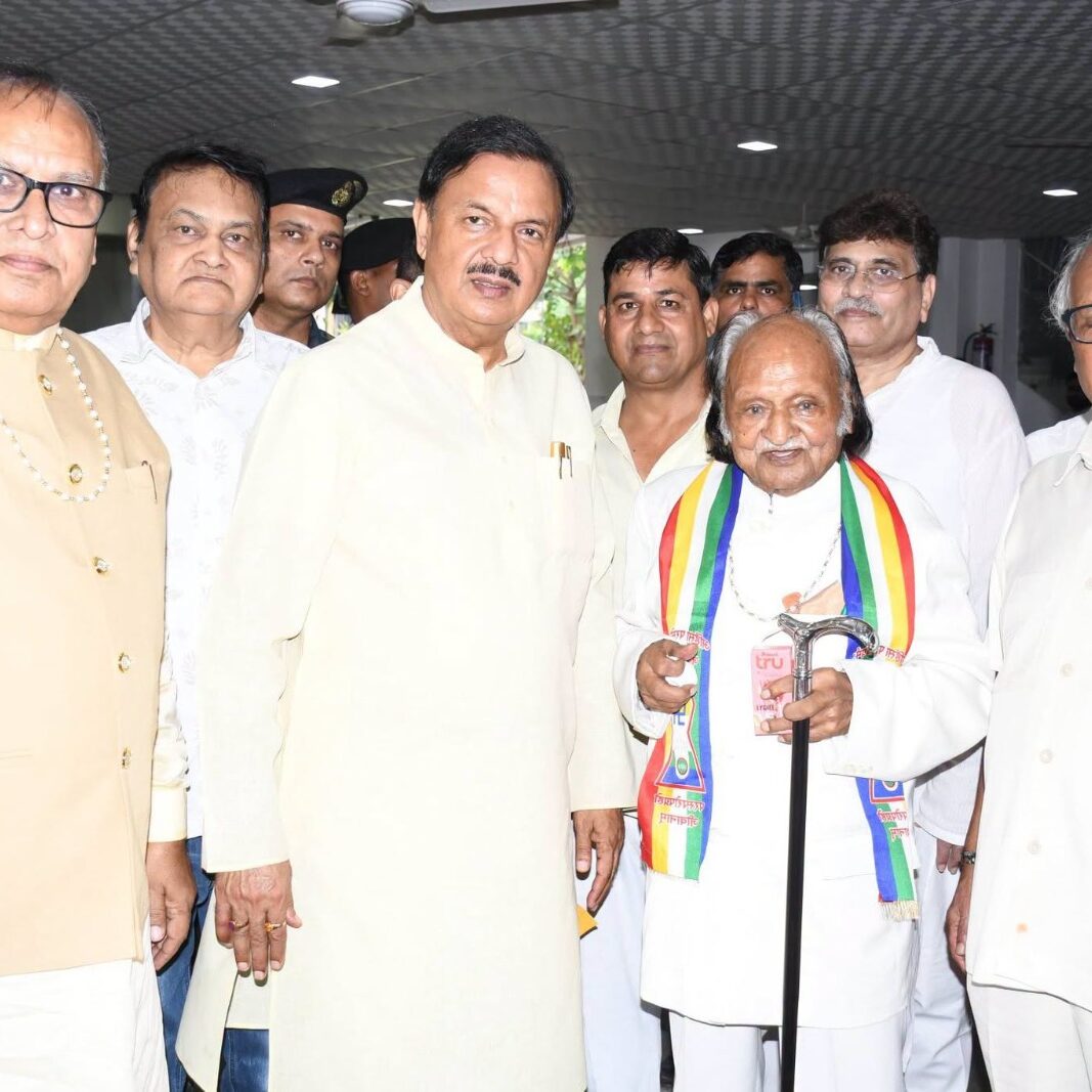 नोएडा सेक्टर-23 में विश्व वरिष्ठ नागरिक दिवस समारोह के दौरान वरिष्ठजनों से आत्मीय भेंट एवं संवाद करते हुए दृश्य