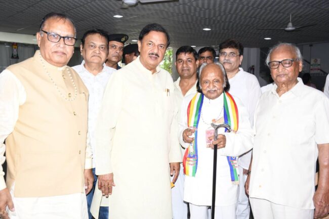 नोएडा सेक्टर-23 में विश्व वरिष्ठ नागरिक दिवस समारोह के दौरान वरिष्ठजनों से आत्मीय भेंट एवं संवाद करते हुए दृश्य नोएडा सेक्टर-23 में विश्व वरिष्ठ नागरिक दिवस समारोह के दौरान वरिष्ठजनों से आत्मीय भेंट एवं संवाद करते हुए दृश्य