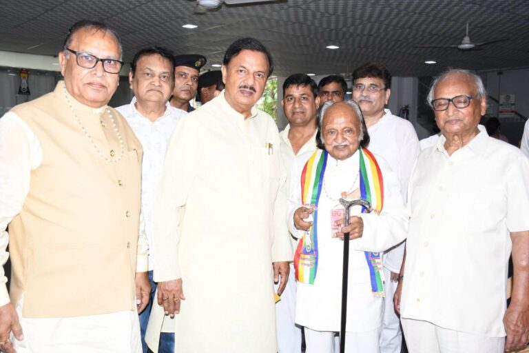 नोएडा सेक्टर-23 में विश्व वरिष्ठ नागरिक दिवस समारोह के दौरान वरिष्ठजनों से आत्मीय भेंट एवं संवाद करते हुए दृश्य
