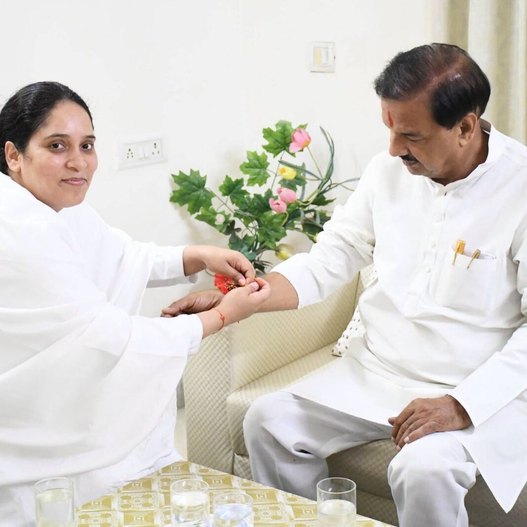 नोएडा सेक्टर-92 स्थित ब्रह्मकुमारी संस्था में बहनों से राखी बंधवाते हुए आत्मीय दृश्य नोएडा सेक्टर-92 स्थित ब्रह्मकुमारी संस्था में बहनों से राखी बंधवाते हुए आत्मीय दृश्य