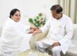 नोएडा सेक्टर-92 स्थित ब्रह्मकुमारी संस्था में बहनों से राखी बंधवाते हुए आत्मीय दृश्य