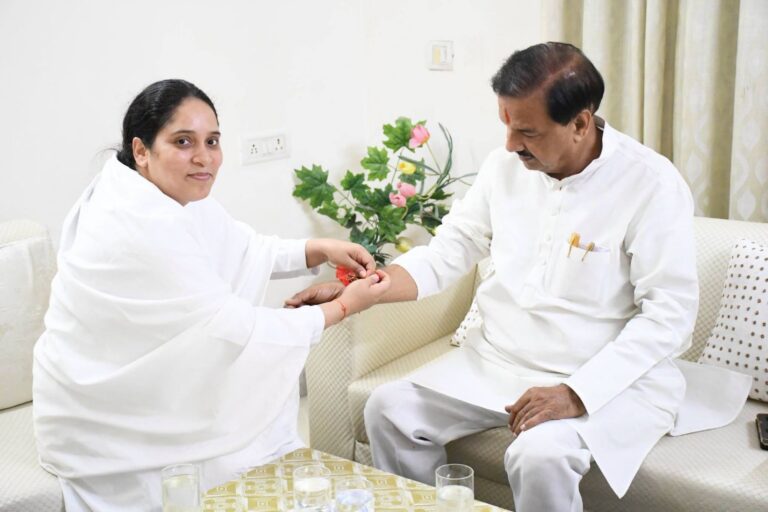 नोएडा सेक्टर-92 स्थित ब्रह्मकुमारी संस्था में बहनों से राखी बंधवाते हुए आत्मीय दृश्य