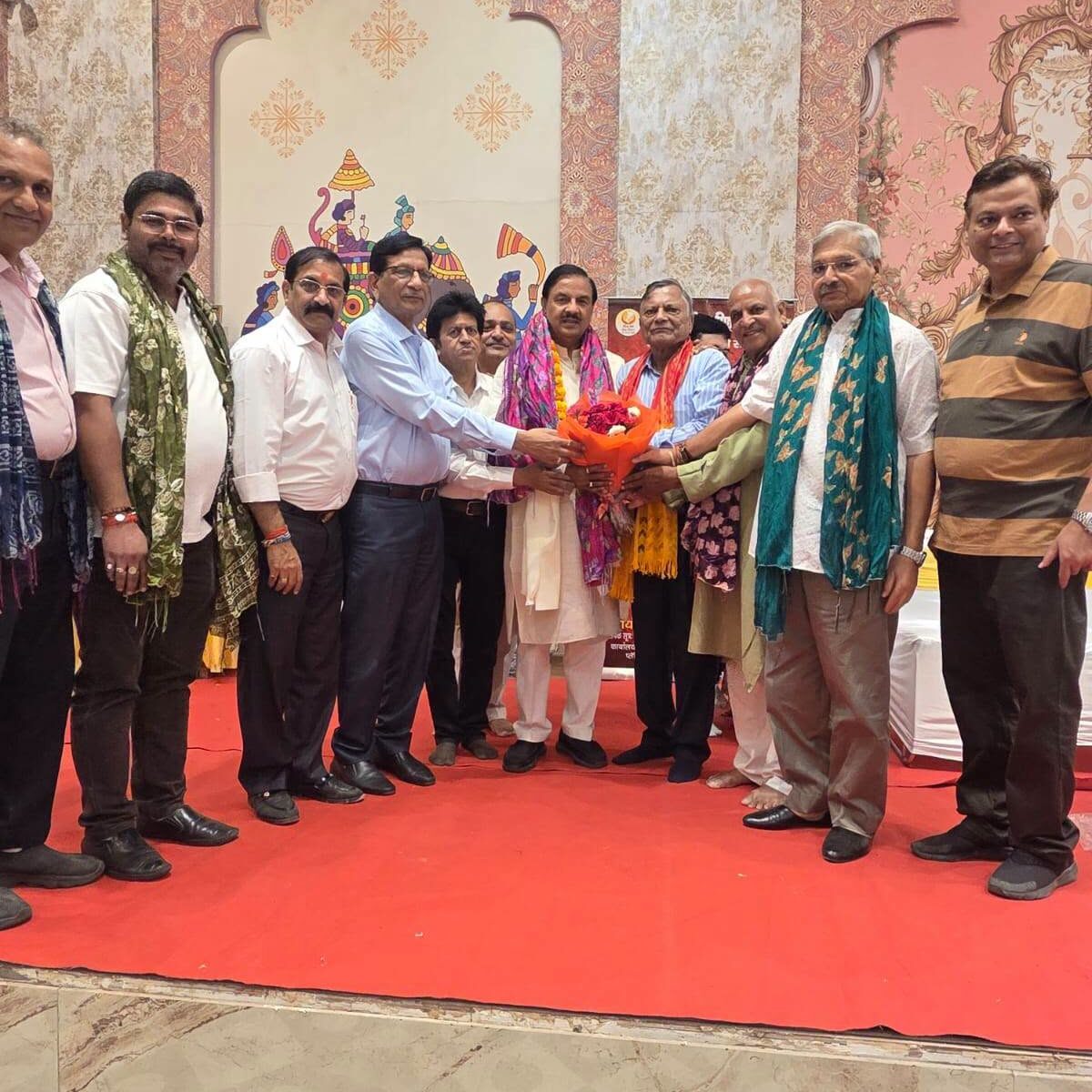 अखिल भारतीय अग्रवाल वैश्य मित्र मंडल के नवनियुक्त अध्यक्ष राधा किशन गर्ग एवं पदाधिकारियों को बधाई देते हुए दृश्य