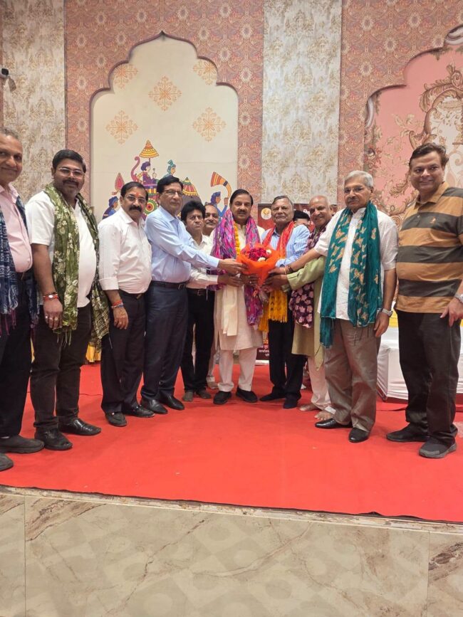 अखिल भारतीय अग्रवाल वैश्य मित्र मंडल के नवनियुक्त अध्यक्ष राधा किशन गर्ग एवं पदाधिकारियों को बधाई देते हुए दृश्य अखिल भारतीय अग्रवाल वैश्य मित्र मंडल के नवनियुक्त अध्यक्ष राधा किशन गर्ग एवं पदाधिकारियों को बधाई देते हुए दृश्य