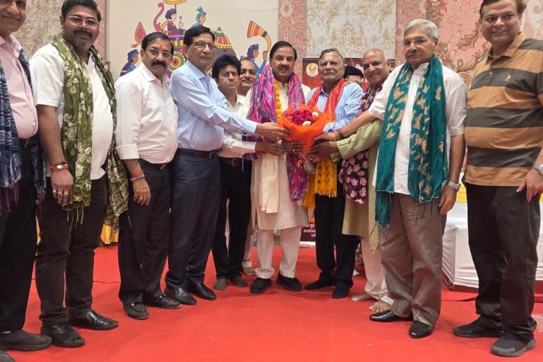 अखिल भारतीय अग्रवाल वैश्य मित्र मंडल के नवनियुक्त अध्यक्ष राधा किशन गर्ग एवं पदाधिकारियों को बधाई देते हुए दृश्य