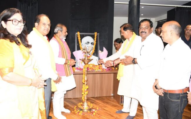 नोएडा सेक्टर-6 के इंदिरा गांधी कला केंद्र में ‘एक भारत श्रेष्ठ भारत’ विचार गोष्ठी एवं ‘पटेल प्रेरणा’ स्मारिका विमोचन समारोह का दृश्य नोएडा सेक्टर-6 के इंदिरा गांधी कला केंद्र में ‘एक भारत श्रेष्ठ भारत’ विचार गोष्ठी एवं ‘पटेल प्रेरणा’ स्मारिका विमोचन समारोह का दृश्य
