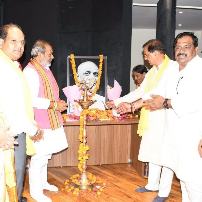 नोएडा सेक्टर-6 के इंदिरा गांधी कला केंद्र में ‘एक भारत श्रेष्ठ भारत’ विचार गोष्ठी एवं ‘पटेल प्रेरणा’ स्मारिका विमोचन समारोह का दृश्य नोएडा सेक्टर-6 के इंदिरा गांधी कला केंद्र में ‘एक भारत श्रेष्ठ भारत’ विचार गोष्ठी एवं ‘पटेल प्रेरणा’ स्मारिका विमोचन समारोह का दृश्य