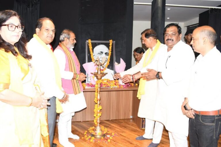 नोएडा सेक्टर-6 के इंदिरा गांधी कला केंद्र में ‘एक भारत श्रेष्ठ भारत’ विचार गोष्ठी एवं ‘पटेल प्रेरणा’ स्मारिका विमोचन समारोह का दृश्य