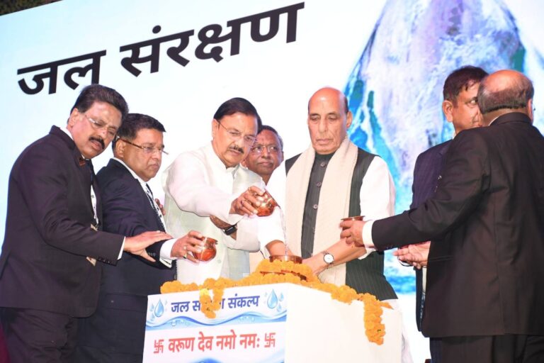 ग्रेटर नोएडा वेस्ट में आईआईए की 35वीं वार्षिक बैठक एवं एमएसएमई अवॉर्ड्स कार्यक्रम में राजनाथ सिंह जी के साथ सहभागिता का दृश्य