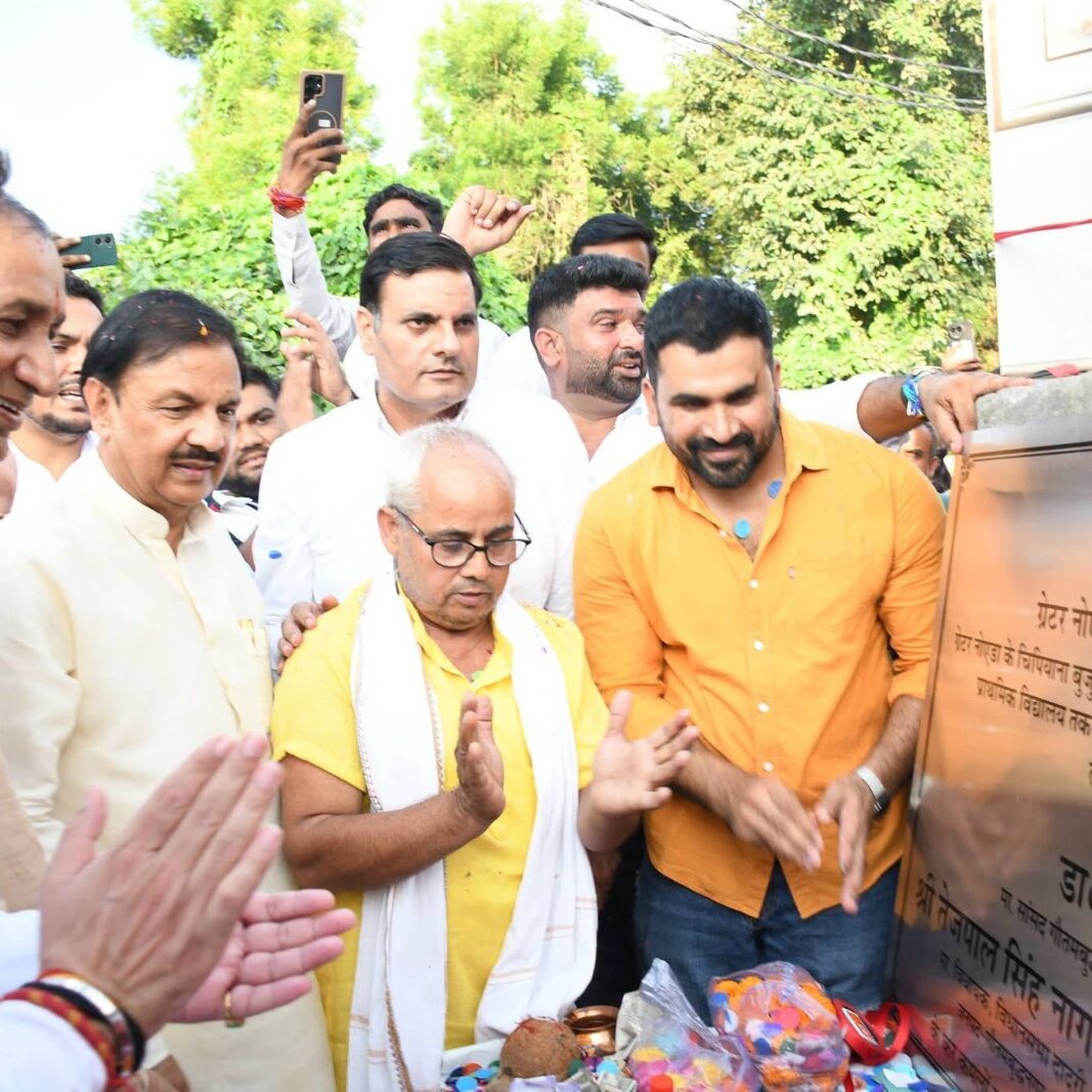 ग्रेटर नोएडा के चिपियाना बुजुर्ग गाँव में ₹11.85 करोड़ की लागत से सड़क एवं नाली निर्माण कार्य के शिलान्यास कार्यक्रम का दृश्य