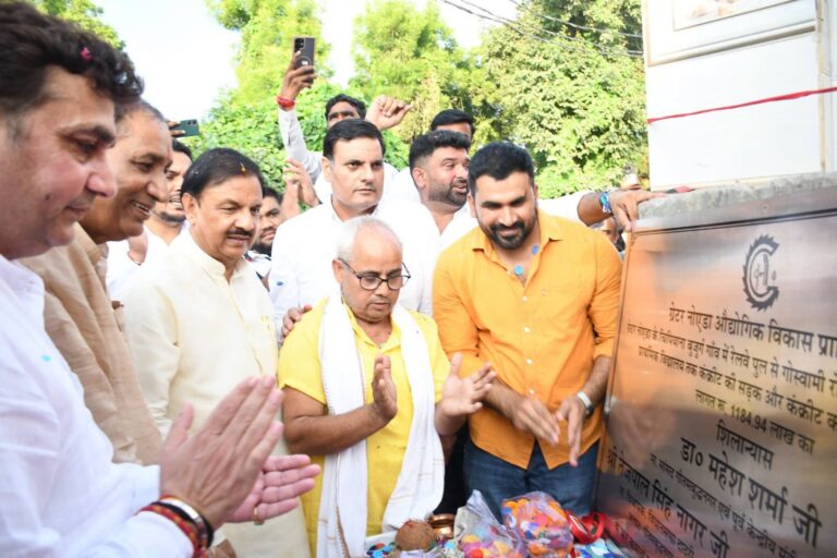 ग्रेटर नोएडा के चिपियाना बुजुर्ग गाँव में ₹11.85 करोड़ की लागत से सड़क एवं नाली निर्माण कार्य के शिलान्यास कार्यक्रम का दृश्य