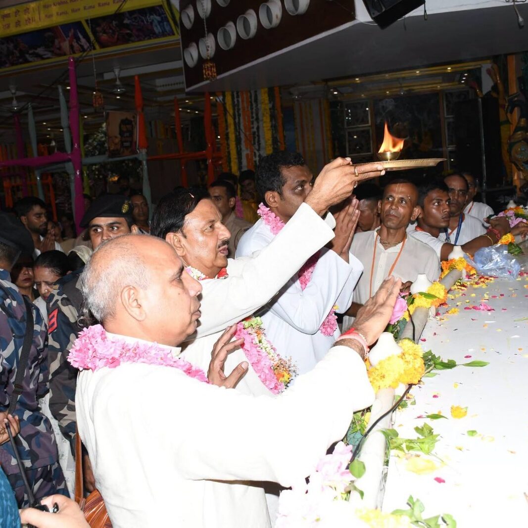 श्रीकृष्ण जन्माष्टमी के पावन अवसर पर श्रद्धालुओं के साथ उत्सव की खुशियाँ साझा करने का दृश्य श्रीकृष्ण जन्माष्टमी के पावन अवसर पर श्रद्धालुओं के साथ उत्सव की खुशियाँ साझा करने का दृश्य