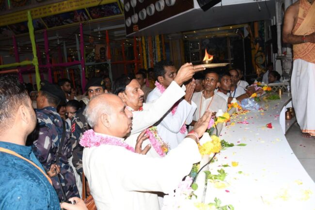श्रीकृष्ण जन्माष्टमी के पावन अवसर पर श्रद्धालुओं के साथ उत्सव की खुशियाँ साझा करने का दृश्य श्रीकृष्ण जन्माष्टमी के पावन अवसर पर श्रद्धालुओं के साथ उत्सव की खुशियाँ साझा करने का दृश्य