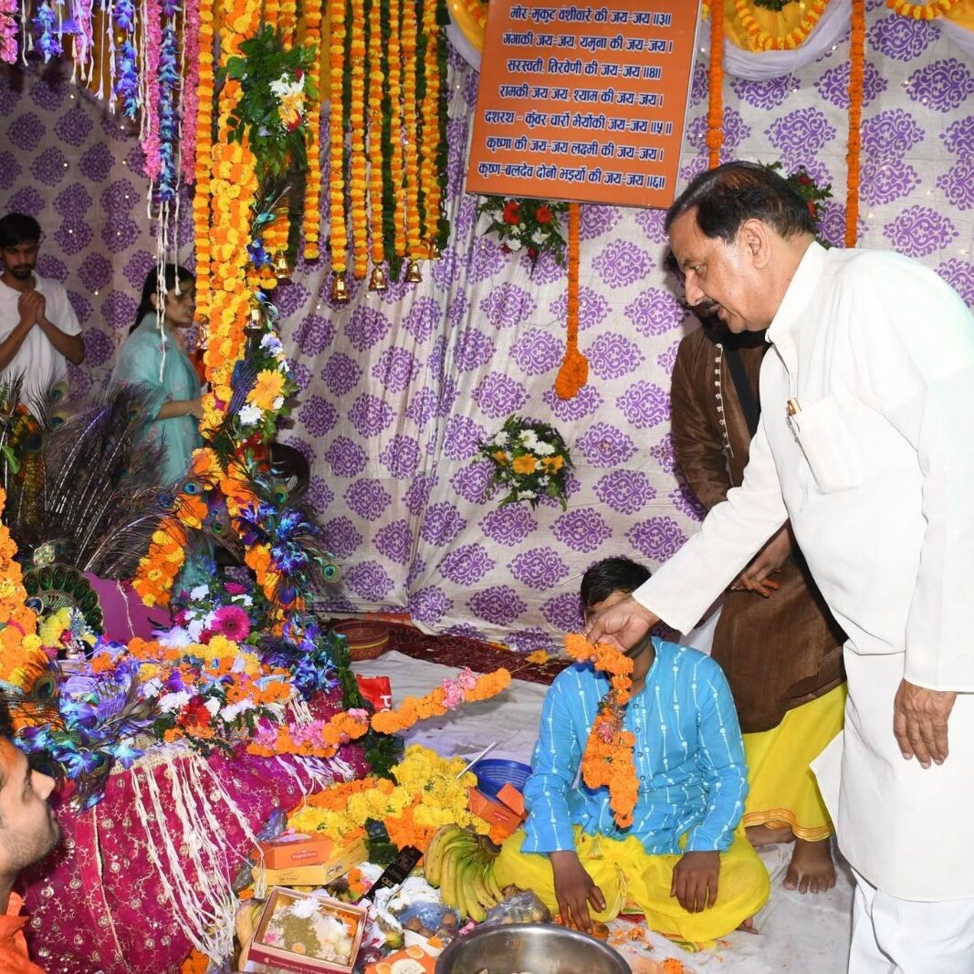 नोएडा के सेक्टर-56 लक्ष्मी नारायण मंदिर एवं सेक्टर-34 में श्रीकृष्ण जन्माष्टमी महोत्सव में सहभागिता का दृश्य नोएडा के सेक्टर-56 लक्ष्मी नारायण मंदिर एवं सेक्टर-34 में श्रीकृष्ण जन्माष्टमी महोत्सव में सहभागिता का दृश्य