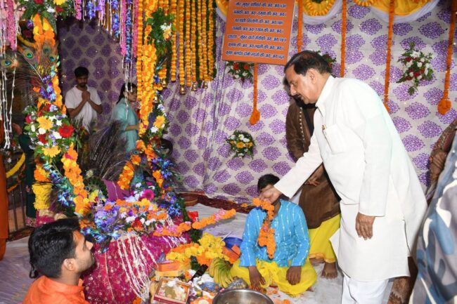 नोएडा के सेक्टर-56 लक्ष्मी नारायण मंदिर एवं सेक्टर-34 में श्रीकृष्ण जन्माष्टमी महोत्सव में सहभागिता का दृश्य नोएडा के सेक्टर-56 लक्ष्मी नारायण मंदिर एवं सेक्टर-34 में श्रीकृष्ण जन्माष्टमी महोत्सव में सहभागिता का दृश्य