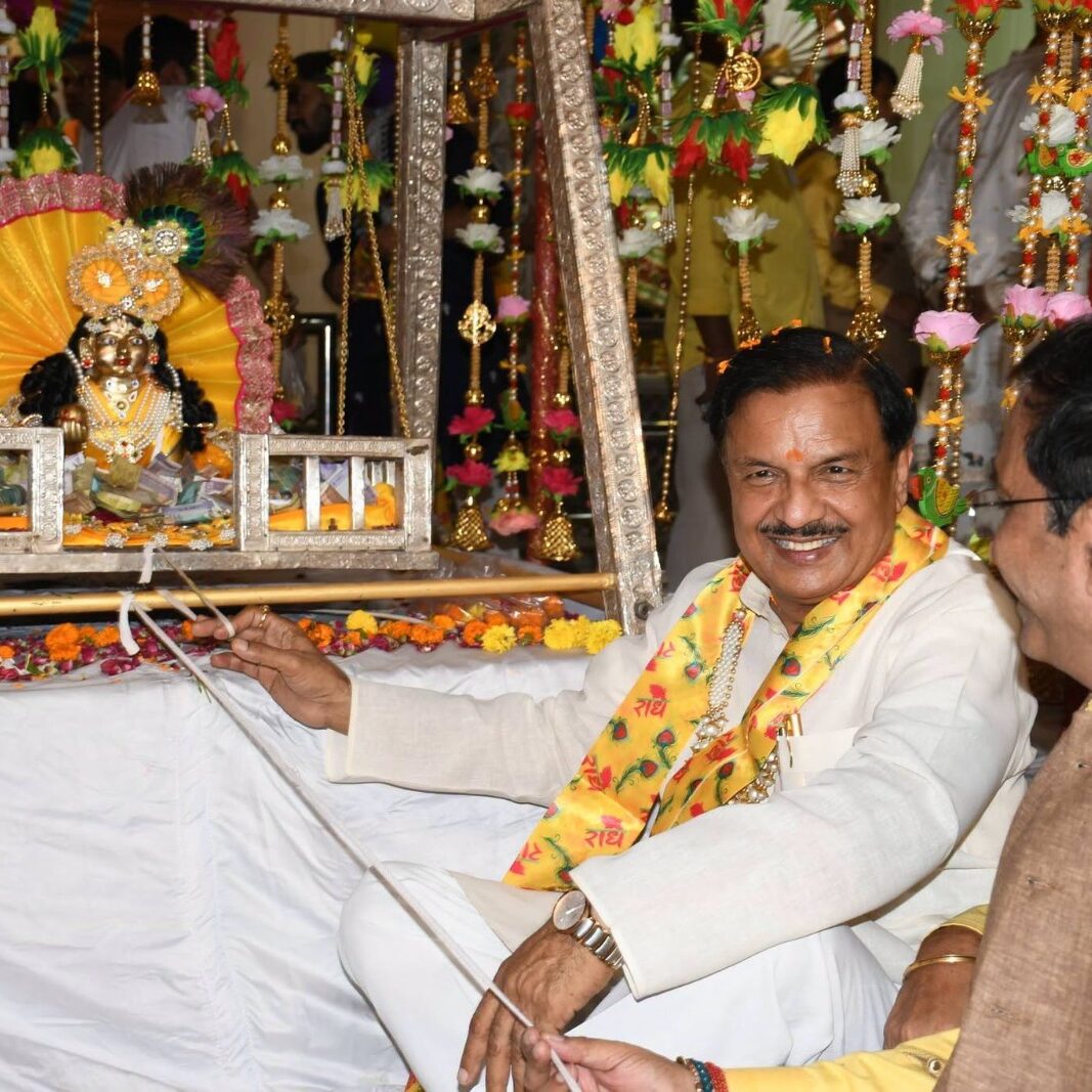 नोएडा के सेक्टर-19 स्थित सनातन धर्म मंदिर में आयोजित श्रीकृष्ण जन्माष्टमी महोत्सव में सहभागिता का दृश्य नोएडा के सेक्टर-19 स्थित सनातन धर्म मंदिर में आयोजित श्रीकृष्ण जन्माष्टमी महोत्सव में सहभागिता का दृश्य