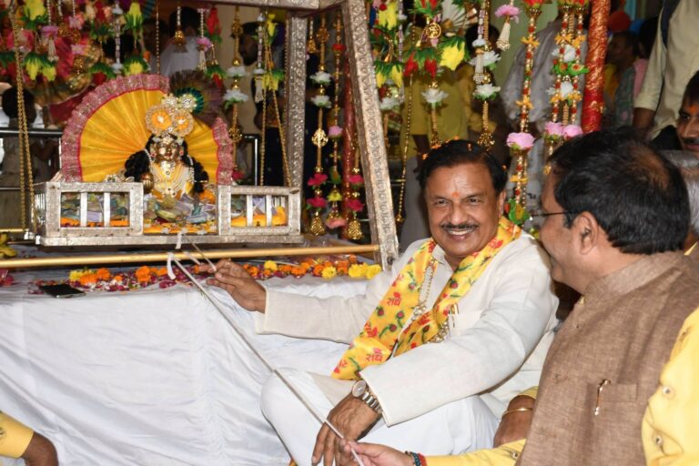 नोएडा के सेक्टर-19 स्थित सनातन धर्म मंदिर में आयोजित श्रीकृष्ण जन्माष्टमी महोत्सव में सहभागिता का दृश्य