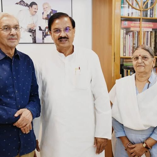 नोएडा सेक्टर-27 कैंप कार्यालय पर पद्मश्री सम्मानित जे. एस. राजपूत जी से आत्मीय भेंट का दृश्य