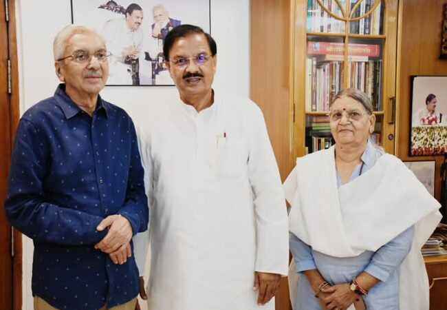 नोएडा सेक्टर-27 कैंप कार्यालय पर पद्मश्री सम्मानित जे. एस. राजपूत जी से आत्मीय भेंट का दृश्य