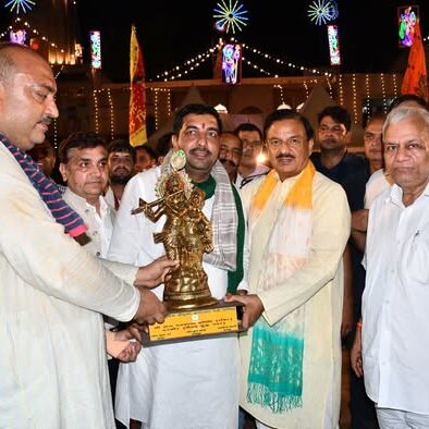 गौतमबुद्ध नगर के दनकौर स्थित गुरु द्रोणाचार्य मंदिर में 103वें ऐतिहासिक दनकौर मेले के उद्घाटन का दृश्य