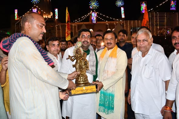 गौतमबुद्ध नगर के दनकौर स्थित गुरु द्रोणाचार्य मंदिर में 103वें ऐतिहासिक दनकौर मेले के उद्घाटन का दृश्य