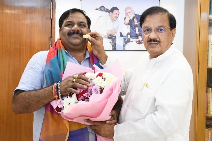 नोएडा सेक्टर-27 कैंप कार्यालय पर पश्चिमी उत्तर प्रदेश भाजपा के नवनियुक्त क्षेत्रीय मंत्री अजय भारद्वाज भराला जी से आत्मीय भेंट का दृश्य