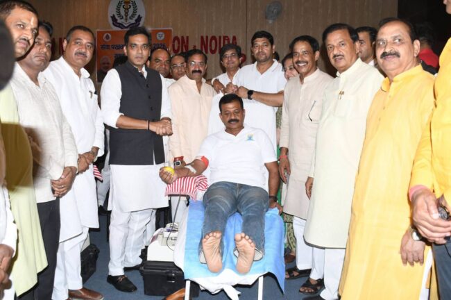 आईएमए सेक्टर-31 नोएडा में सेवा संकल्प अभियान के अंतर्गत आयोजित रक्तदान शिविर में सहभागिता का दृश्य