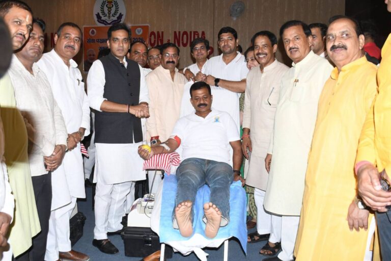आईएमए सेक्टर-31 नोएडा में सेवा संकल्प अभियान के अंतर्गत आयोजित रक्तदान शिविर में सहभागिता का दृश्य