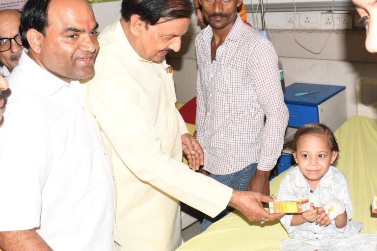 नोएडा सेक्टर-39 जिला अस्पताल में सेवा संकल्प अभियान के अंतर्गत मरीजों एवं उनके परिजनों से भेंट कर फल वितरित करने का दृश्य