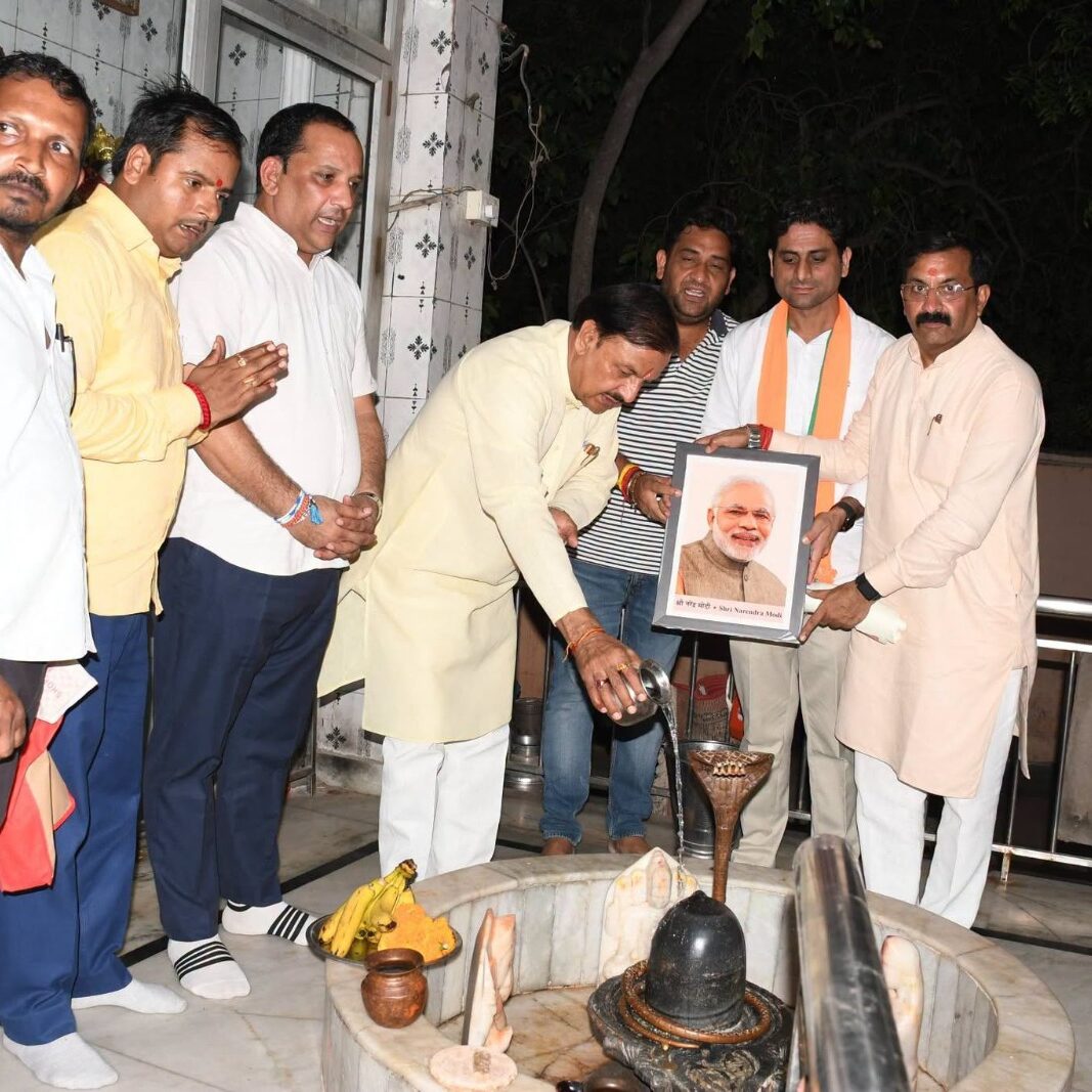 नोएडा ग्राम बरौला सेक्टर-43 शनि मंदिर में प्रधानमंत्री नरेंद्र मोदी जी के जन्मदिवस पर दीप प्रज्ज्वलित करते पदाधिकारीगण एवं कार्यकर्ता
