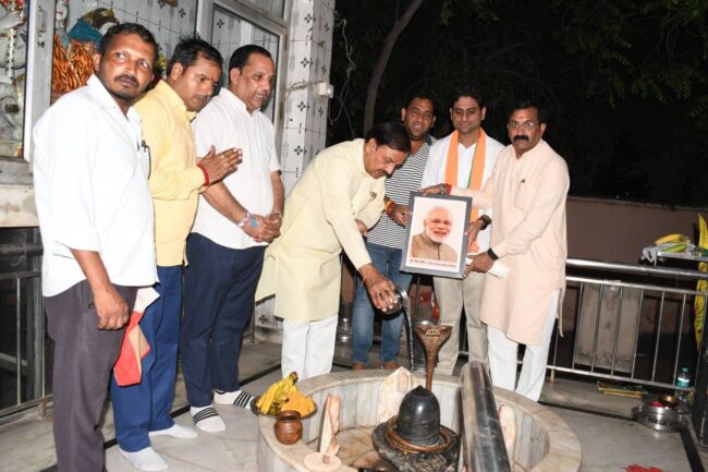 नोएडा ग्राम बरौला सेक्टर-43 शनि मंदिर में प्रधानमंत्री नरेंद्र मोदी जी के जन्मदिवस पर दीप प्रज्ज्वलित करते पदाधिकारीगण एवं कार्यकर्ता नोएडा ग्राम बरौला सेक्टर-43 शनि मंदिर में प्रधानमंत्री नरेंद्र मोदी जी के जन्मदिवस पर दीप प्रज्ज्वलित करते पदाधिकारीगण एवं कार्यकर्ता