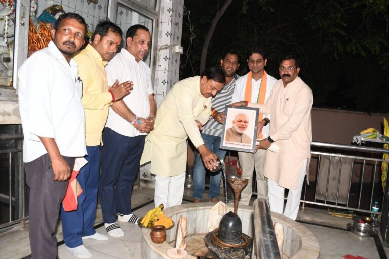 नोएडा ग्राम बरौला सेक्टर-43 शनि मंदिर में प्रधानमंत्री नरेंद्र मोदी जी के जन्मदिवस पर दीप प्रज्ज्वलित करते पदाधिकारीगण एवं कार्यकर्ता
