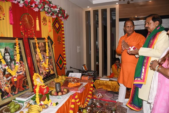नोएडा सेक्टर-50 में प्रधानमंत्री नरेंद्र मोदी जी के जन्मदिवस के अवसर पर आयोजित अखंड रामायण पाठ में सहभागिता का दृश्य
