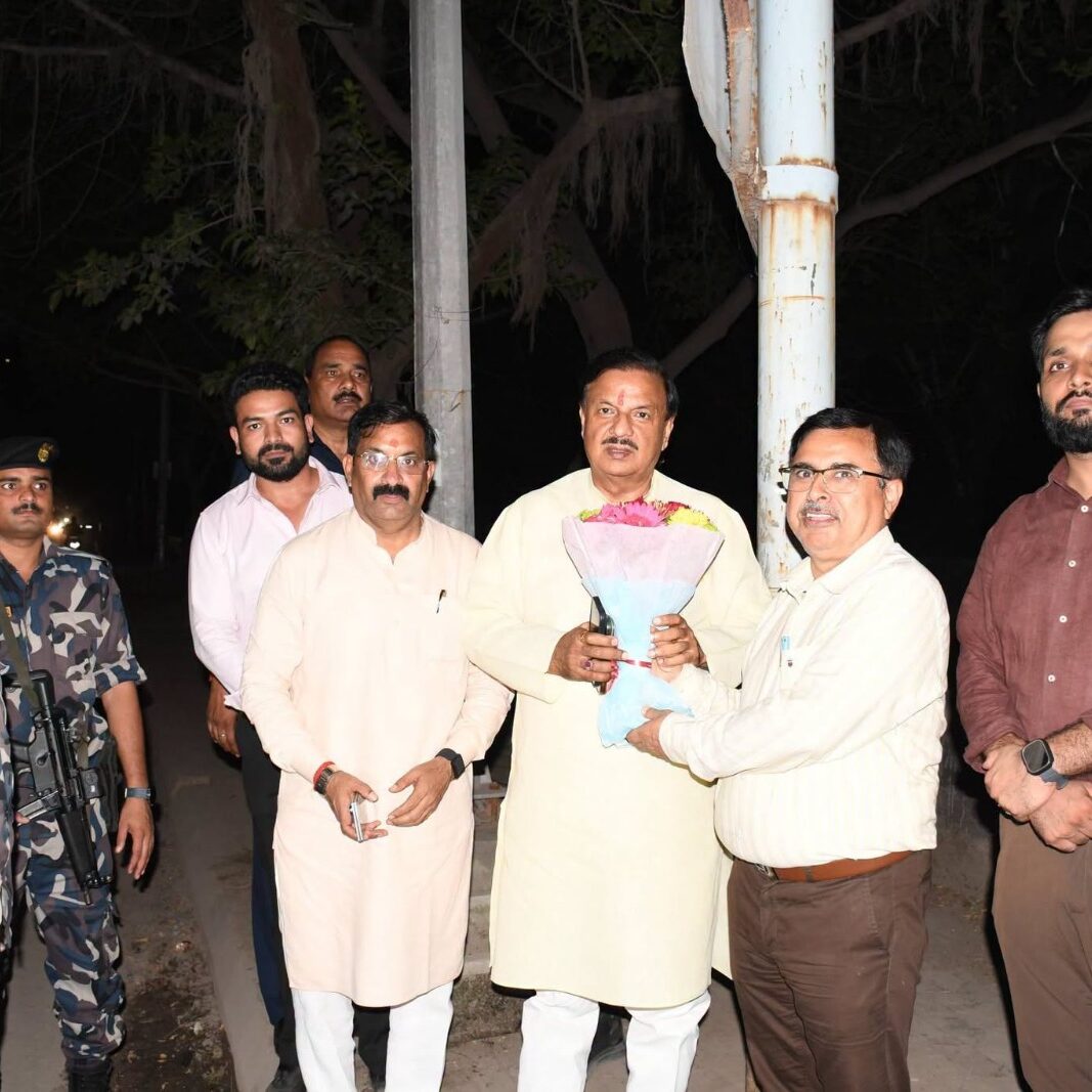 नोएडा के भंगेल फ्लाईओवर का निरीक्षण करते हुए विकास कार्यों की प्रगति एवं गुणवत्ता का जायजा लेने का दृश्य नोएडा के भंगेल फ्लाईओवर का निरीक्षण करते हुए विकास कार्यों की प्रगति एवं गुणवत्ता का जायजा लेने का दृश्य
