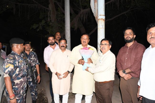 नोएडा के भंगेल फ्लाईओवर का निरीक्षण करते हुए विकास कार्यों की प्रगति एवं गुणवत्ता का जायजा लेने का दृश्य