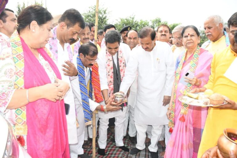 नोएडा स्टेडियम में सनातन धर्म रामलीला के भूमि पूजन कार्यक्रम में पंकज सिंह जी के साथ सहभागिता का दृश्य