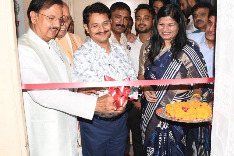 नोएडा सेक्टर-39 स्थित डीएयूओ कार्यालय में 11वें आयुर्वेद दिवस कार्यक्रम के दौरान पंचकर्म केंद्र के उद्घाटन और चिकित्सा शिविर के अवलोकन का दृश्य