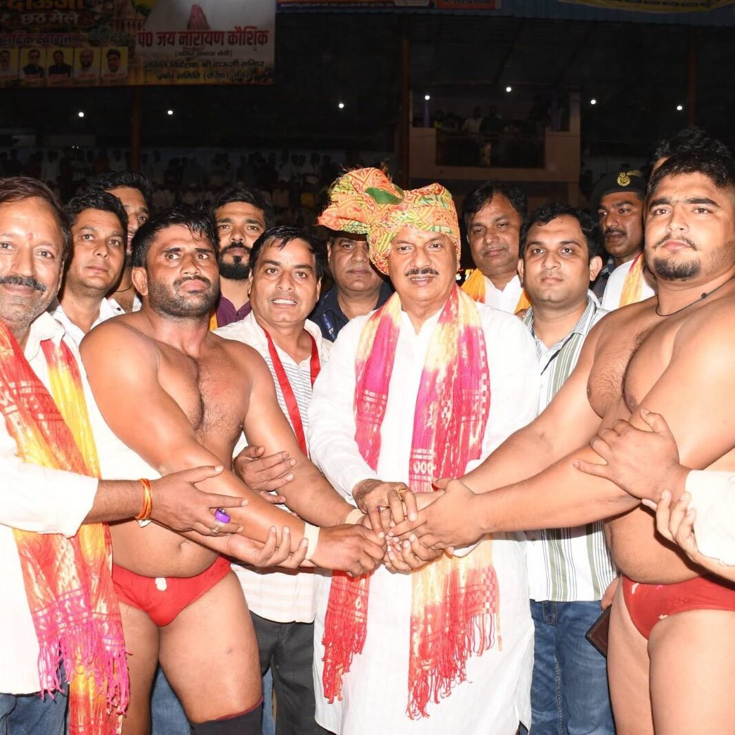 जेवर में दाऊ जी छठ मेले, दंगल प्रतियोगिता एवं पुस्तक विमोचन कार्यक्रम में सहभागिता का दृश्य