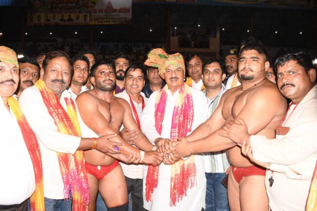 जेवर में दाऊ जी छठ मेले, दंगल प्रतियोगिता एवं पुस्तक विमोचन कार्यक्रम में सहभागिता का दृश्य जेवर में दाऊ जी छठ मेले, दंगल प्रतियोगिता एवं पुस्तक विमोचन कार्यक्रम में सहभागिता का दृश्य