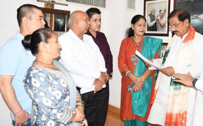 नोएडा सेक्टर-27 कैंप कार्यालय पर क्षेत्रवासियों से आत्मीय भेंट एवं उनकी समस्याओं को सुनते हुए जनसुनवाई का दृश्य नोएडा सेक्टर-27 कैंप कार्यालय पर क्षेत्रवासियों से आत्मीय भेंट एवं उनकी समस्याओं को सुनते हुए जनसुनवाई का दृश्य