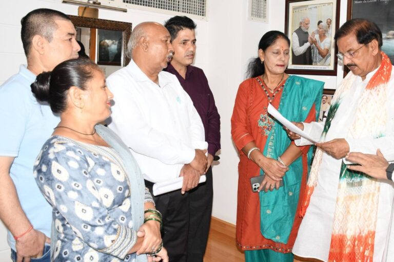 नोएडा सेक्टर-27 कैंप कार्यालय पर क्षेत्रवासियों से आत्मीय भेंट एवं उनकी समस्याओं को सुनते हुए जनसुनवाई का दृश्य