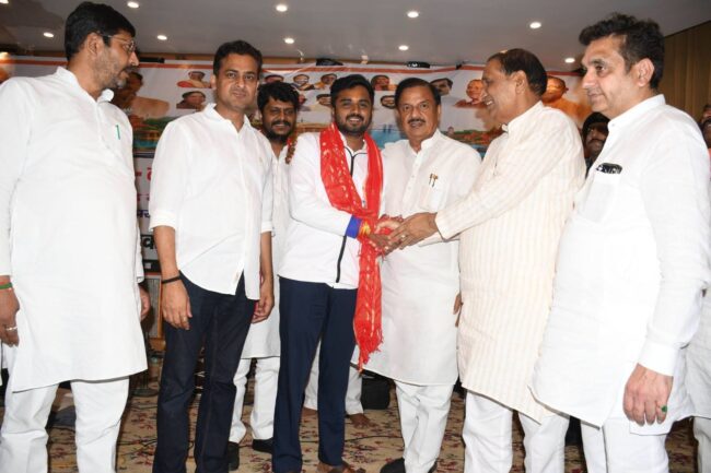 दादरी के धूम मानिकपुर में सेवा संकल्प अभियान के अंतर्गत वडनगर–वाराणसी सेवा यात्रा के स्वागत समारोह एवं सांस्कृतिक कार्यक्रम का दृश्य दादरी के धूम मानिकपुर में सेवा संकल्प अभियान के अंतर्गत वडनगर–वाराणसी सेवा यात्रा के स्वागत समारोह एवं सांस्कृतिक कार्यक्रम का दृश्य