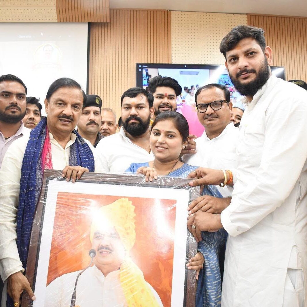 नोएडा सेक्टर-27 कार्यालय पर जन्मदिवस के अवसर पर क्षेत्रवासियों, पार्टी पदाधिकारियों एवं कार्यकर्ताओं द्वारा शुभकामनाएँ एवं स्नेह व्यक्त करने का दृश्य नोएडा सेक्टर-27 कार्यालय पर जन्मदिवस के अवसर पर क्षेत्रवासियों, पार्टी पदाधिकारियों एवं कार्यकर्ताओं द्वारा शुभकामनाएँ एवं स्नेह व्यक्त करने का दृश्य