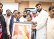 नोएडा सेक्टर-27 कार्यालय पर जन्मदिवस के अवसर पर क्षेत्रवासियों, पार्टी पदाधिकारियों एवं कार्यकर्ताओं द्वारा शुभकामनाएँ एवं स्नेह व्यक्त करने का दृश्य