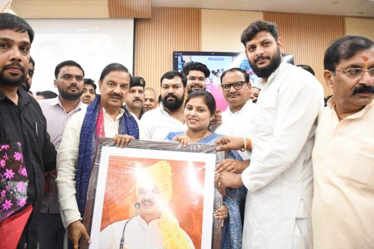 नोएडा सेक्टर-27 कार्यालय पर जन्मदिवस के अवसर पर क्षेत्रवासियों, पार्टी पदाधिकारियों एवं कार्यकर्ताओं द्वारा शुभकामनाएँ एवं स्नेह व्यक्त करने का दृश्य